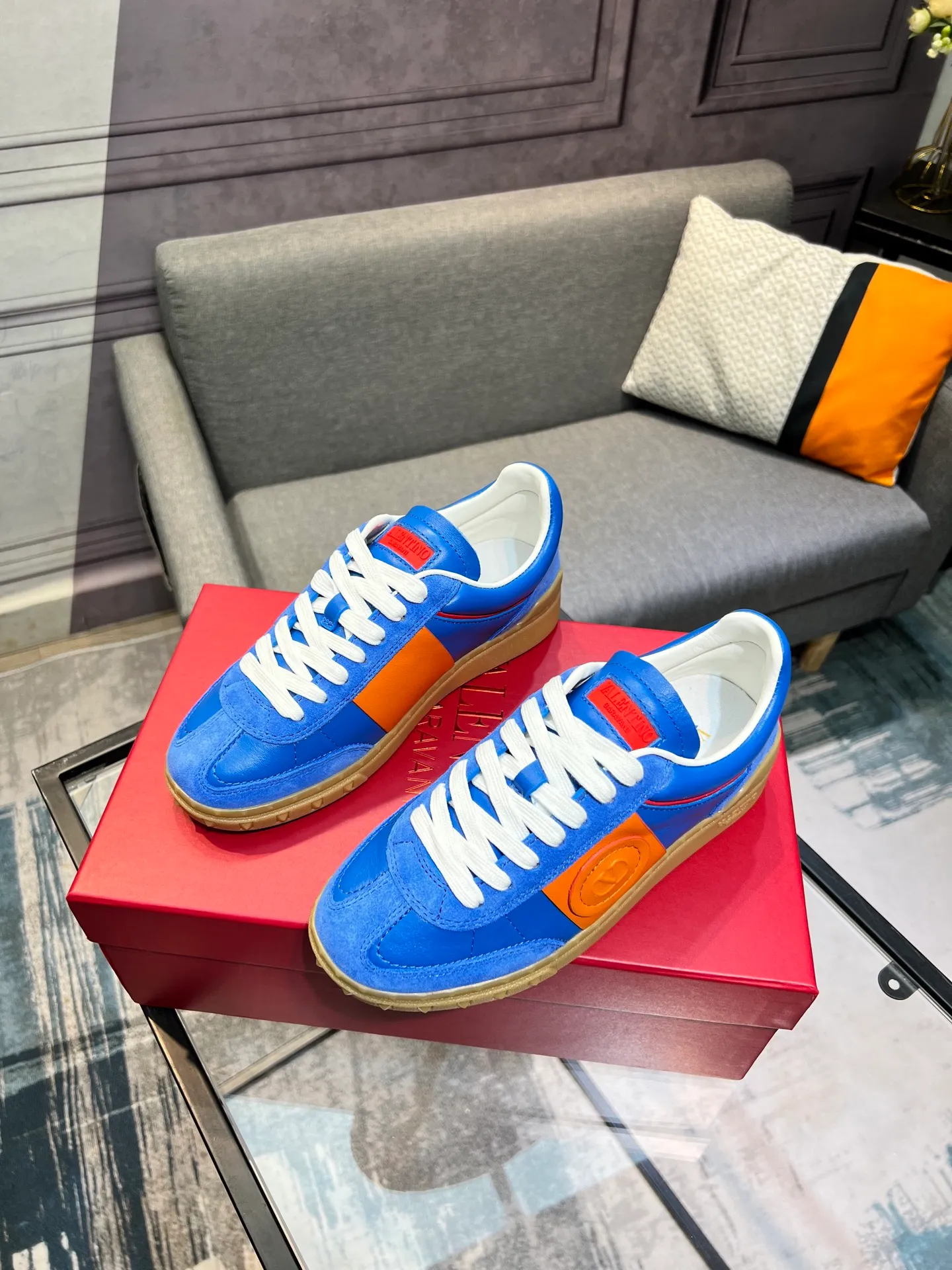 Men's shoes 💰620 👉🌹🌹VALENTINO counter synchronized new low-top casual sports shoes 👍Professional and high-end, perfect replica, first-class quality! 👍All made of original 1:1 materials, exclusive mold opening! 👍High mercerized cowhide fabric 👍TPU outsole, comfortable and wear-resistant, brand injection insole, 👍Full set of high-end counter packaging 👍All details are customized with 1:1 mold, striving for perfection! 👍Couple style female 35-41, male 38-46 (female 41, male 45 46 customized)